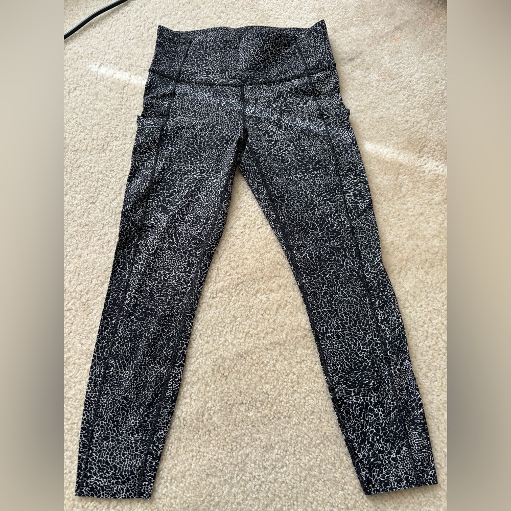 Lululemon Yoga Legging Black and White Print